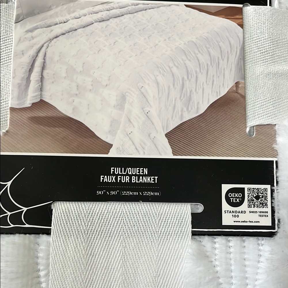 Martha Stewart White Ghostly Throw - Picture 3 of 5